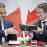 Le ministre délégué chargé du commerce extérieur et des Francais de l'étranger Laurent Saint-Martin et le conseiller fédéral Albert Roesti ont signé jeudi à Genève deux accords renforçant la coopération sur les eaux transfrontalières du Rhône et du Léman. KEYSTONE/Valentin Flauraud